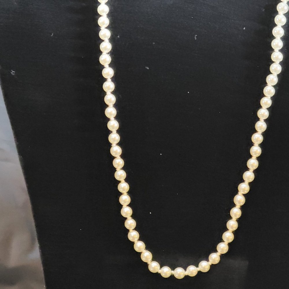 Single Strand 18 1/2" Faux Pearl Necklace